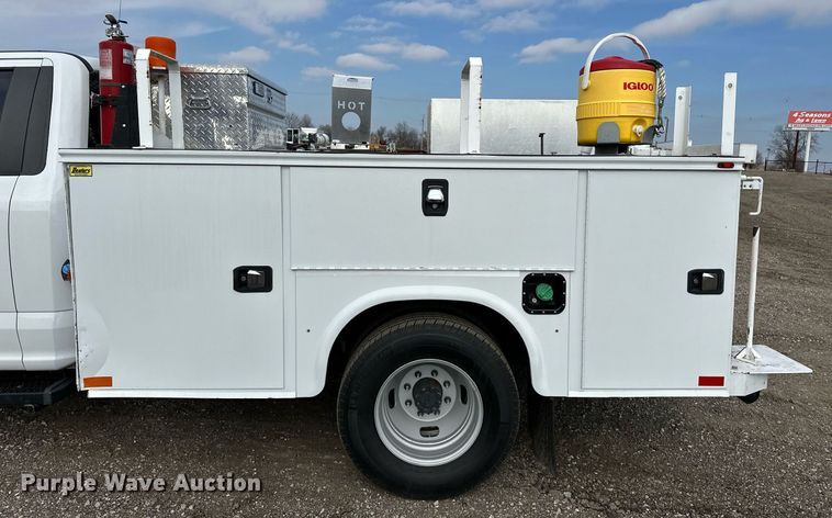 image for item OM9793 2019 Ford F350 Super Duty utility bed pickup truck