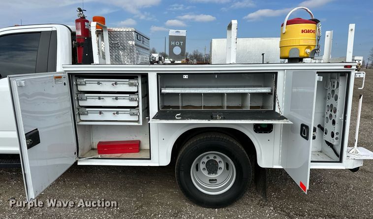 image for item OM9793 2019 Ford F350 Super Duty utility bed pickup truck