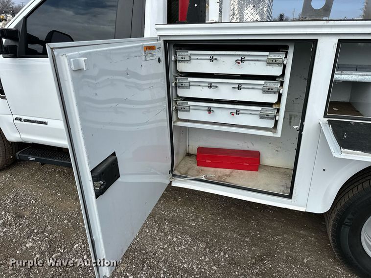 image for item OM9793 2019 Ford F350 Super Duty utility bed pickup truck