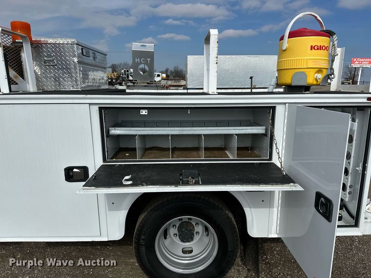 image for item OM9793 2019 Ford F350 Super Duty utility bed pickup truck