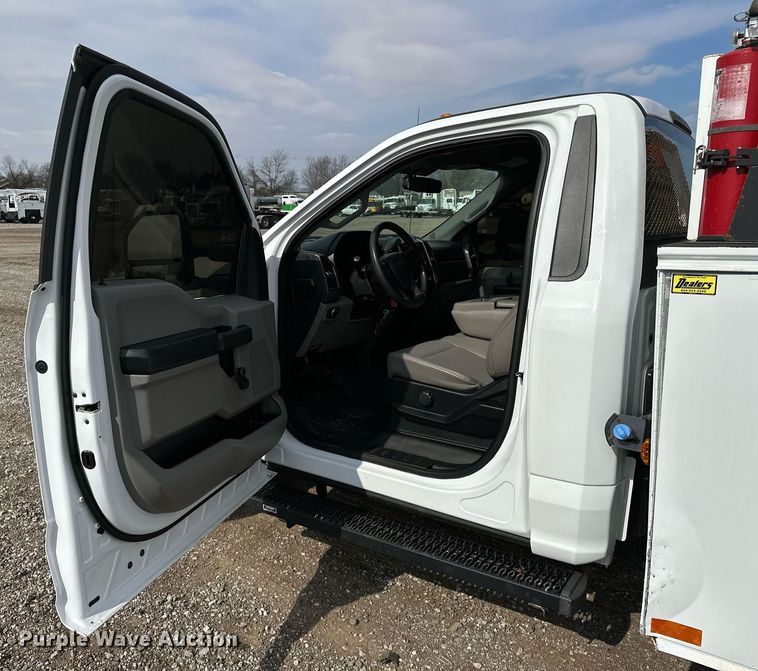 image for item OM9793 2019 Ford F350 Super Duty utility bed pickup truck