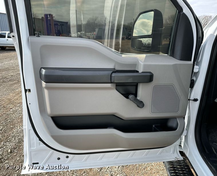 image for item OM9793 2019 Ford F350 Super Duty utility bed pickup truck