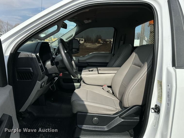 image for item OM9793 2019 Ford F350 Super Duty utility bed pickup truck