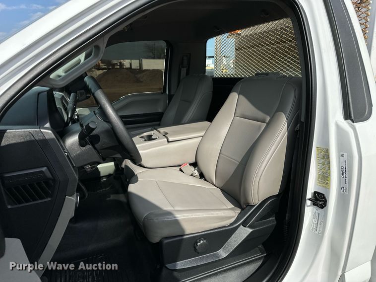 image for item OM9793 2019 Ford F350 Super Duty utility bed pickup truck