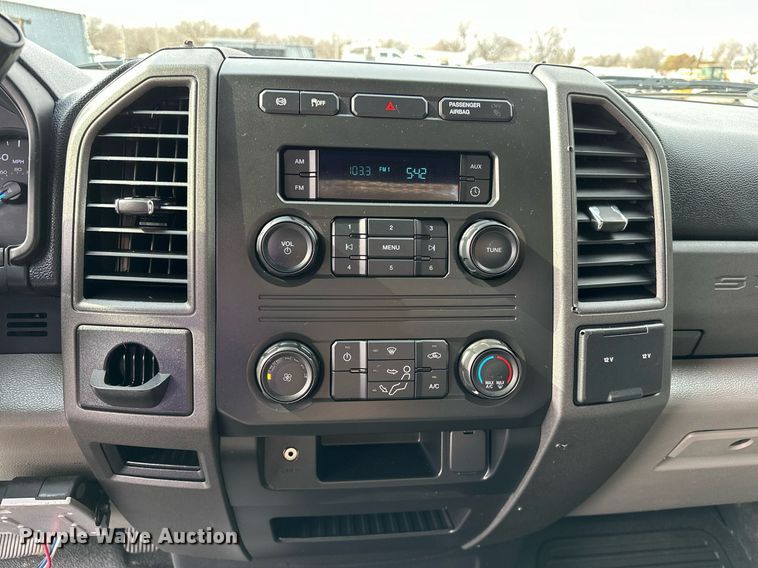 image for item OM9793 2019 Ford F350 Super Duty utility bed pickup truck