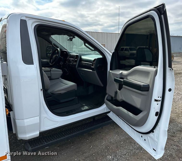 image for item OM9793 2019 Ford F350 Super Duty utility bed pickup truck