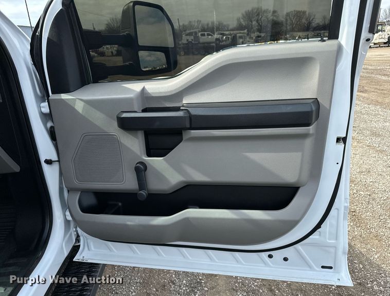 image for item OM9793 2019 Ford F350 Super Duty utility bed pickup truck