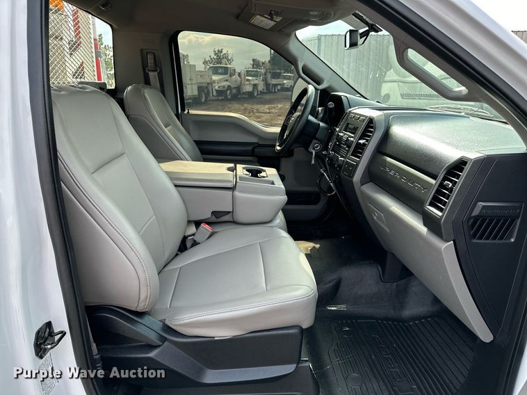 image for item OM9793 2019 Ford F350 Super Duty utility bed pickup truck