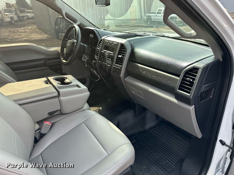 image for item OM9793 2019 Ford F350 Super Duty utility bed pickup truck