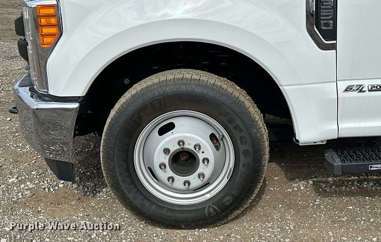 image for item OM9793 2019 Ford F350 Super Duty utility bed pickup truck