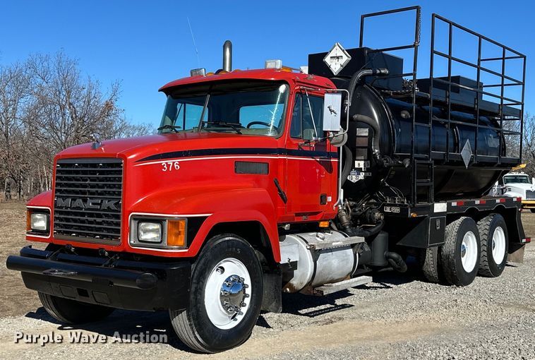 image for item OM9838 2002 Mack  CH613 vacuum truck