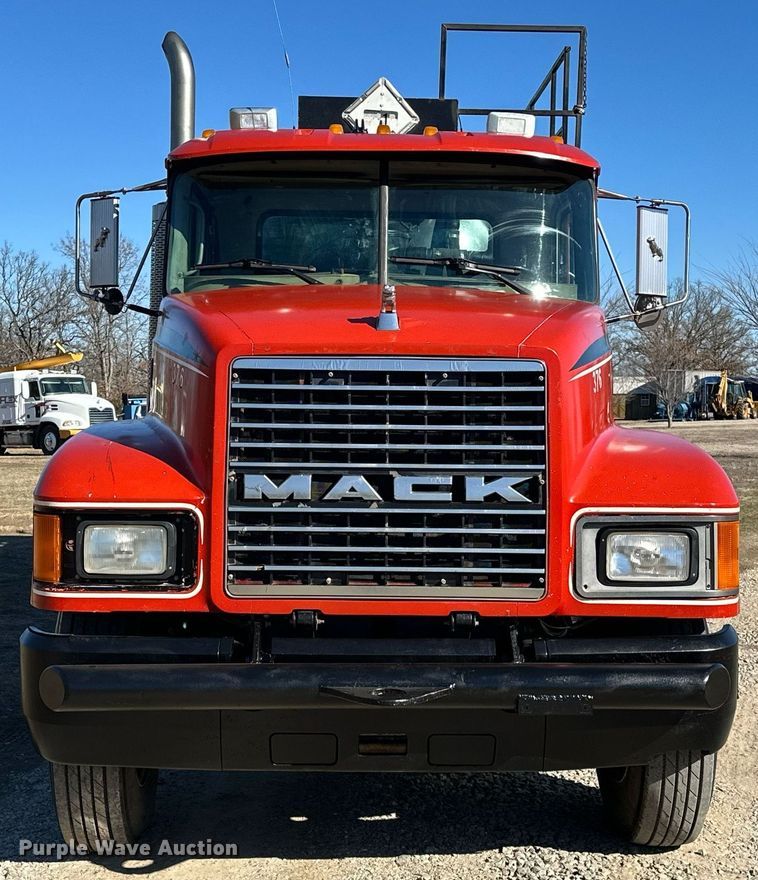 image for item OM9838 2002 Mack  CH613 vacuum truck