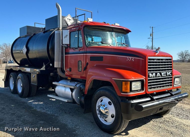 image for item OM9838 2002 Mack  CH613 vacuum truck