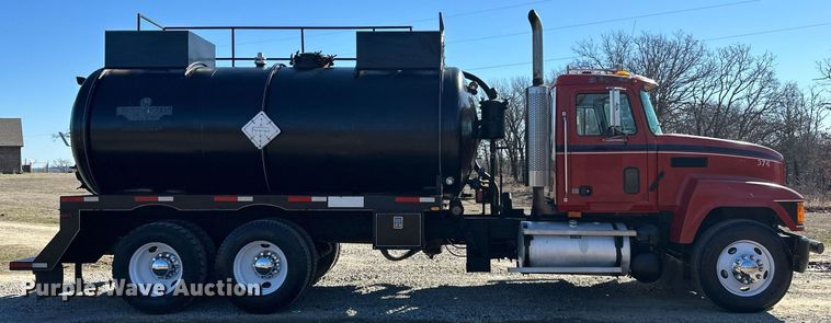 image for item OM9838 2002 Mack  CH613 vacuum truck