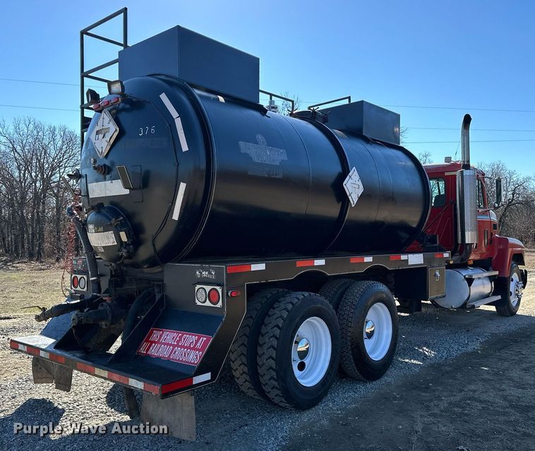 image for item OM9838 2002 Mack  CH613 vacuum truck