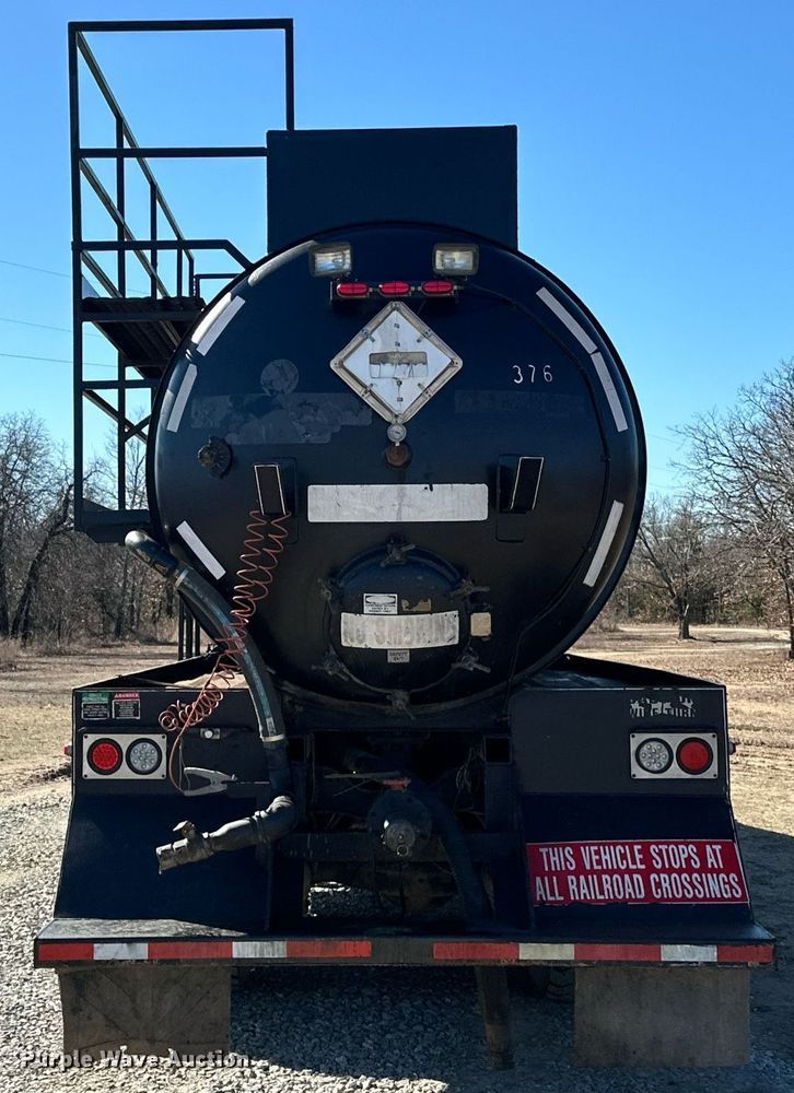 image for item OM9838 2002 Mack  CH613 vacuum truck