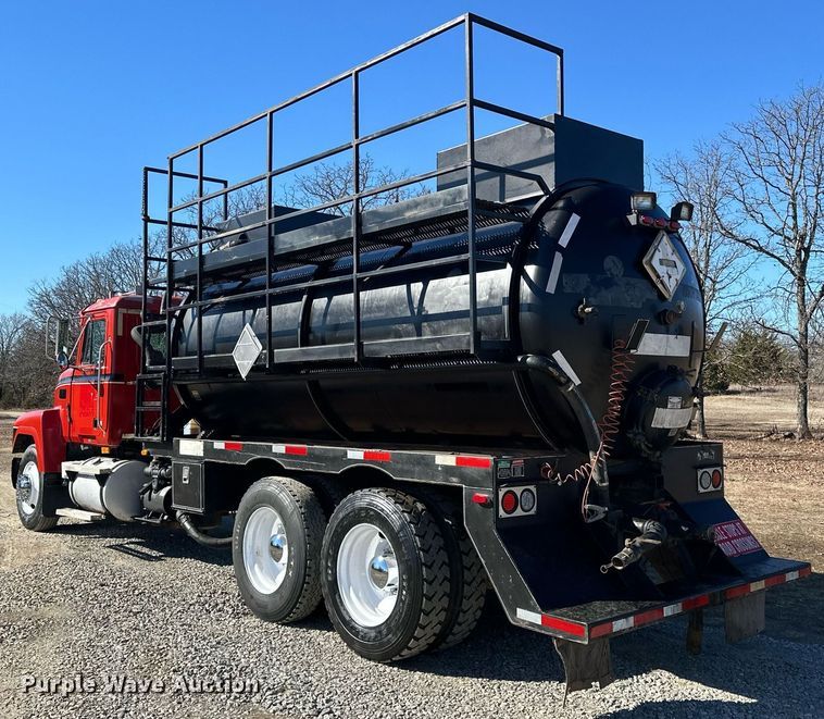 image for item OM9838 2002 Mack  CH613 vacuum truck