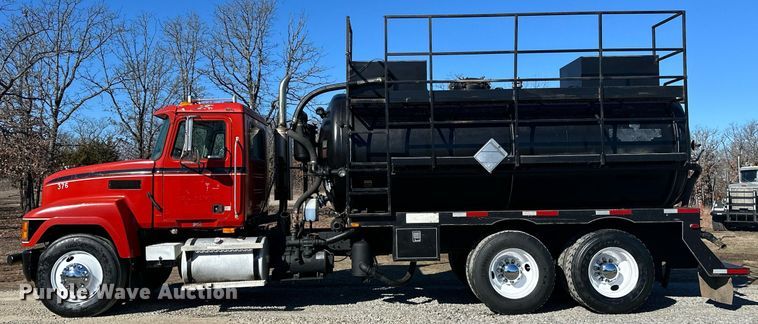 image for item OM9838 2002 Mack  CH613 vacuum truck