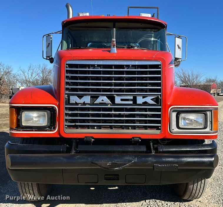 image for item OM9838 2002 Mack  CH613 vacuum truck