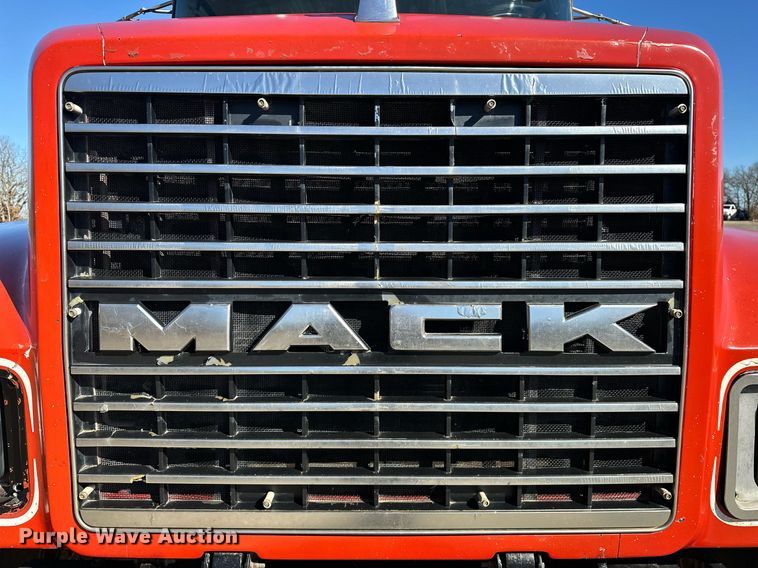 image for item OM9838 2002 Mack  CH613 vacuum truck