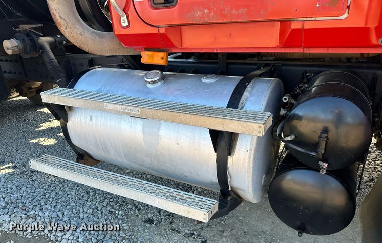 image for item OM9838 2002 Mack  CH613 vacuum truck