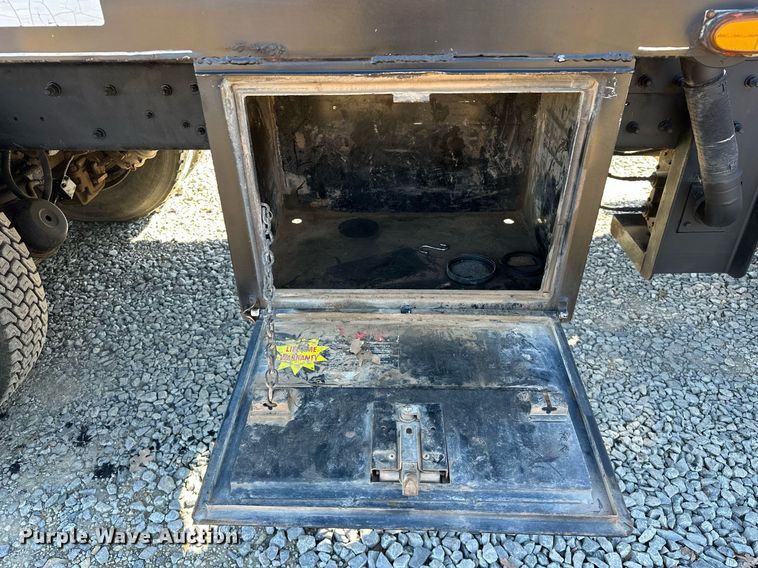 image for item OM9838 2002 Mack  CH613 vacuum truck