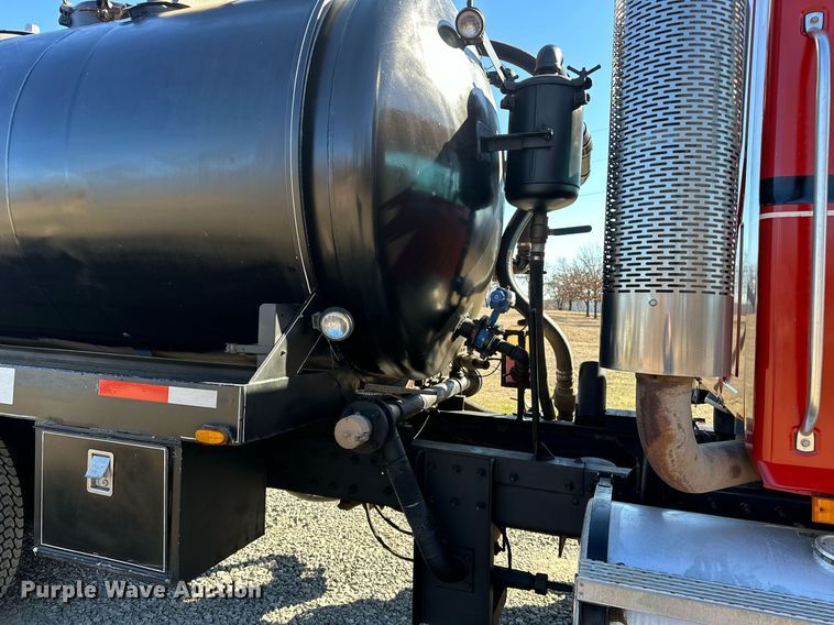 image for item OM9838 2002 Mack  CH613 vacuum truck