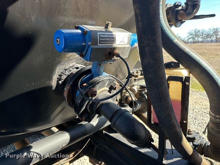 image for item OM9838 2002 Mack  CH613 vacuum truck