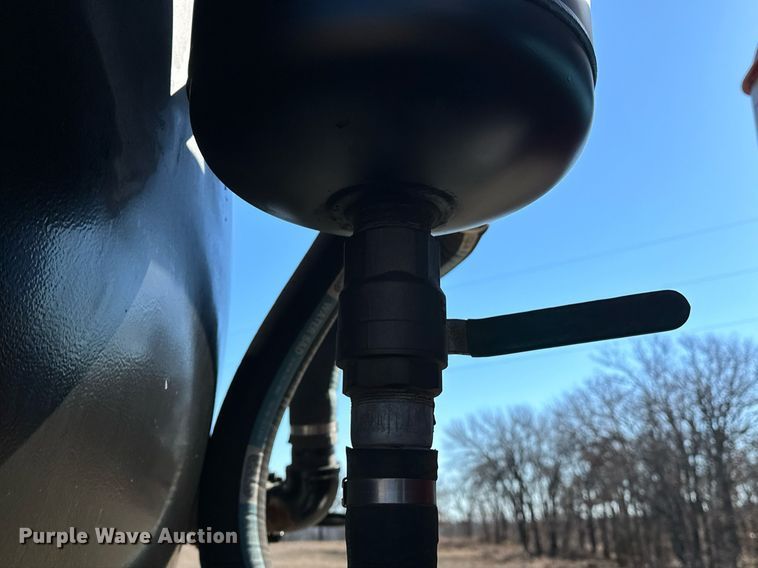 image for item OM9838 2002 Mack  CH613 vacuum truck