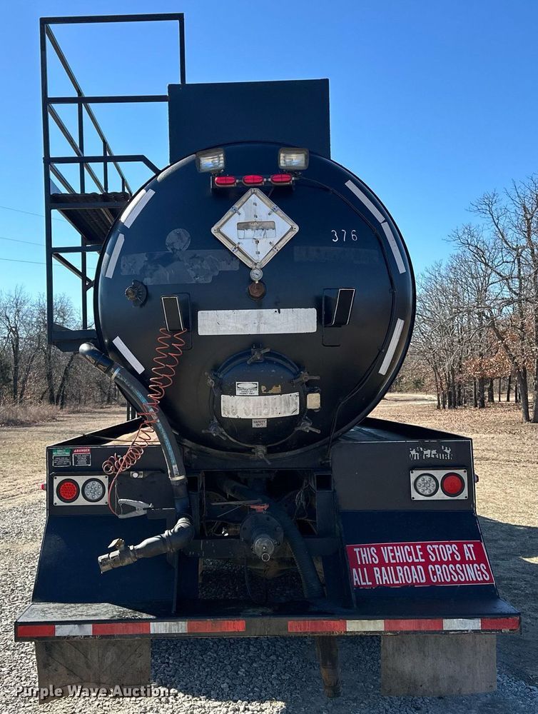 image for item OM9838 2002 Mack  CH613 vacuum truck