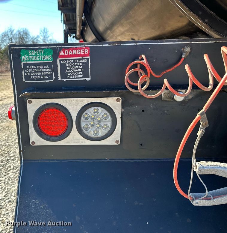 image for item OM9838 2002 Mack  CH613 vacuum truck