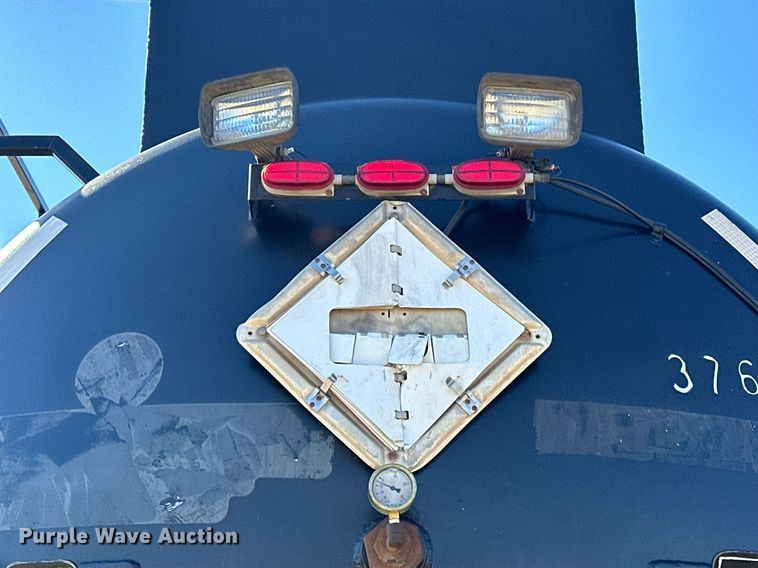 image for item OM9838 2002 Mack  CH613 vacuum truck