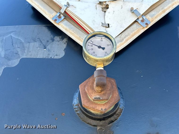 image for item OM9838 2002 Mack  CH613 vacuum truck