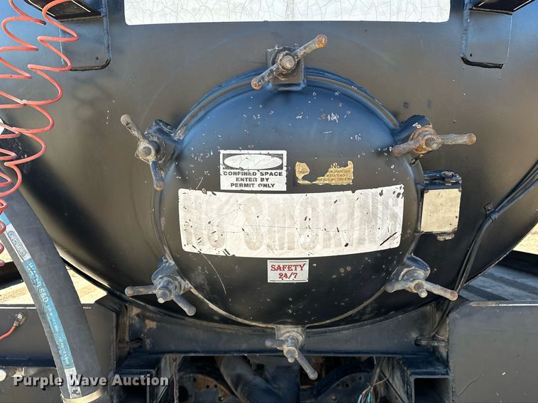 image for item OM9838 2002 Mack  CH613 vacuum truck