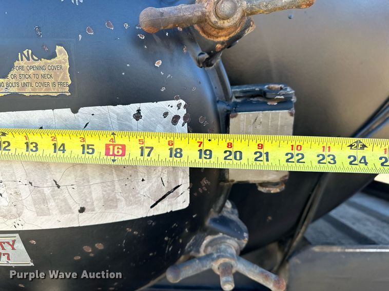 image for item OM9838 2002 Mack  CH613 vacuum truck