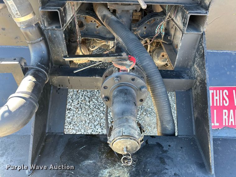 image for item OM9838 2002 Mack  CH613 vacuum truck