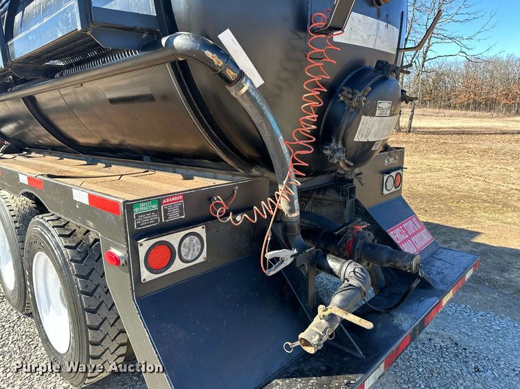 image for item OM9838 2002 Mack  CH613 vacuum truck