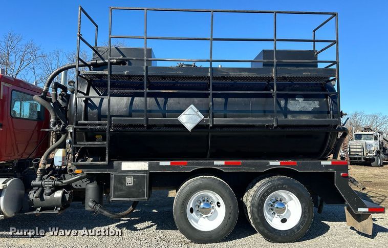 image for item OM9838 2002 Mack  CH613 vacuum truck