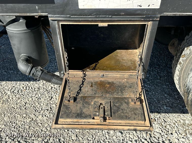 image for item OM9838 2002 Mack  CH613 vacuum truck