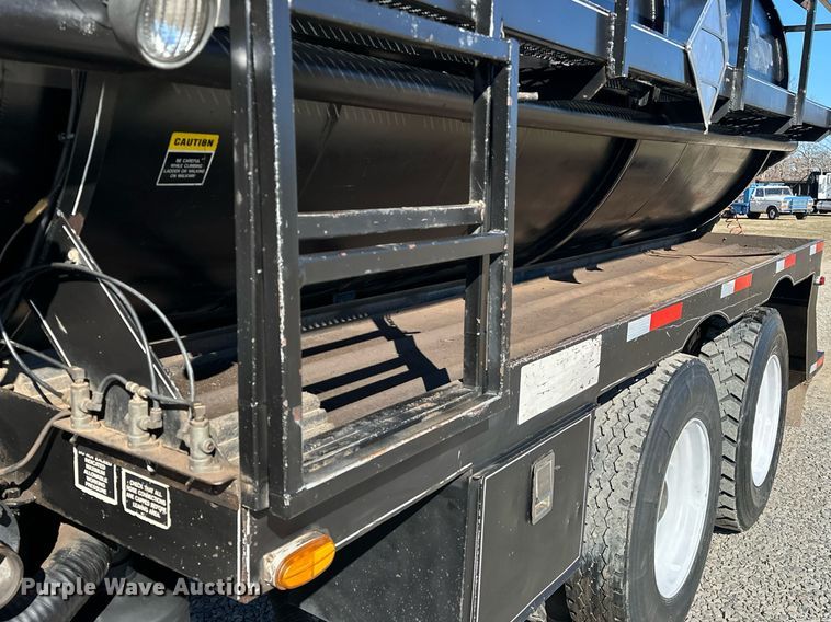 image for item OM9838 2002 Mack  CH613 vacuum truck