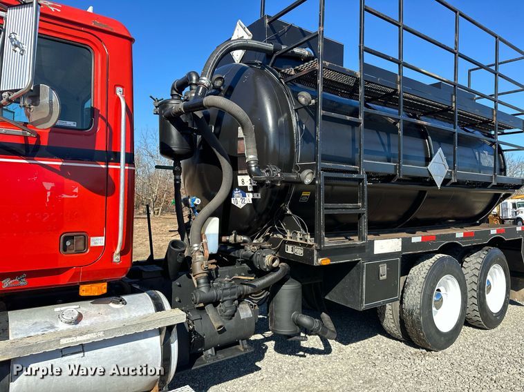 image for item OM9838 2002 Mack  CH613 vacuum truck