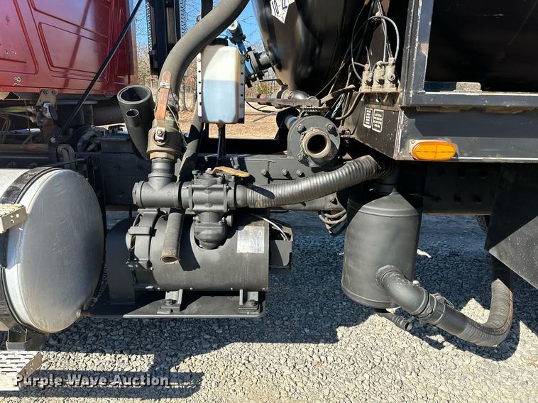 image for item OM9838 2002 Mack  CH613 vacuum truck