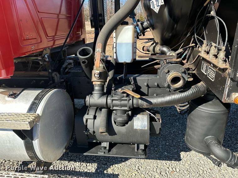 image for item OM9838 2002 Mack  CH613 vacuum truck