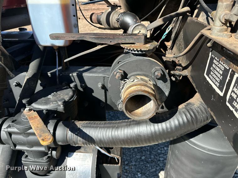 image for item OM9838 2002 Mack  CH613 vacuum truck