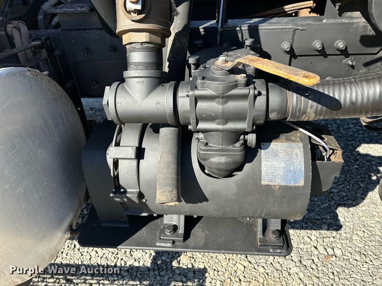 image for item OM9838 2002 Mack  CH613 vacuum truck