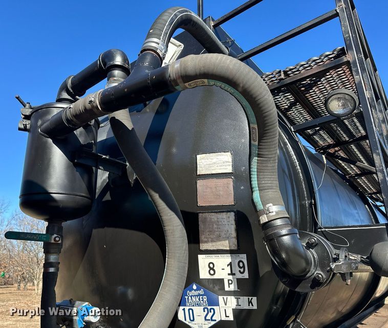 image for item OM9838 2002 Mack  CH613 vacuum truck