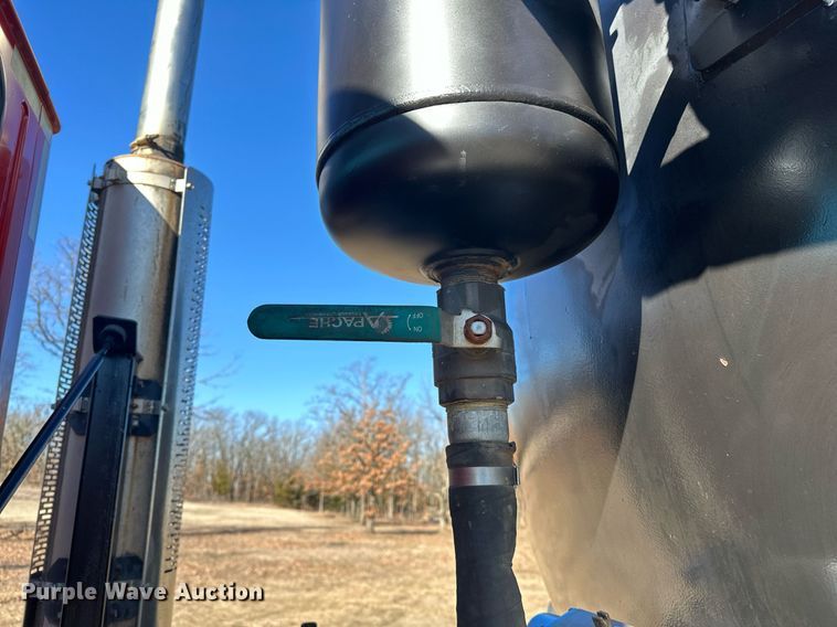 image for item OM9838 2002 Mack  CH613 vacuum truck