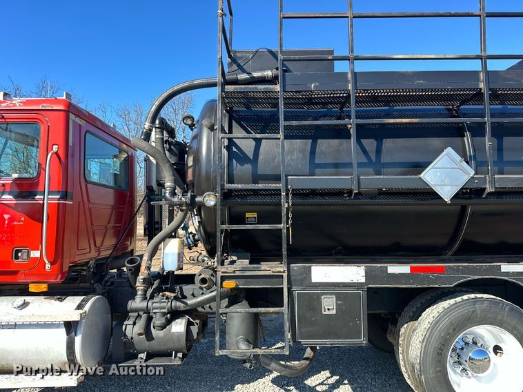 image for item OM9838 2002 Mack  CH613 vacuum truck