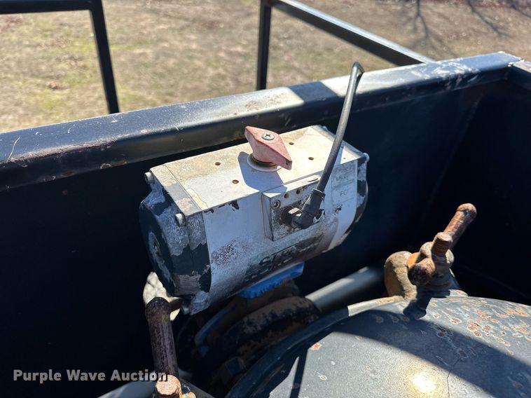 image for item OM9838 2002 Mack  CH613 vacuum truck