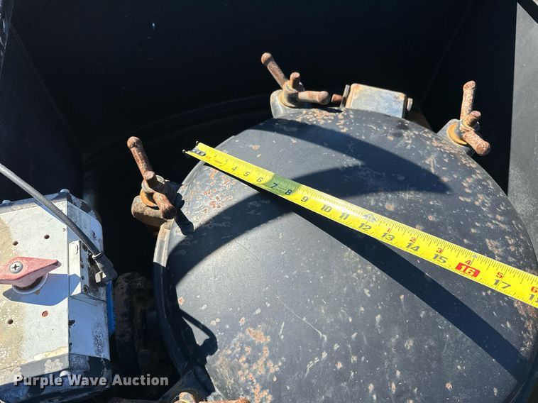 image for item OM9838 2002 Mack  CH613 vacuum truck